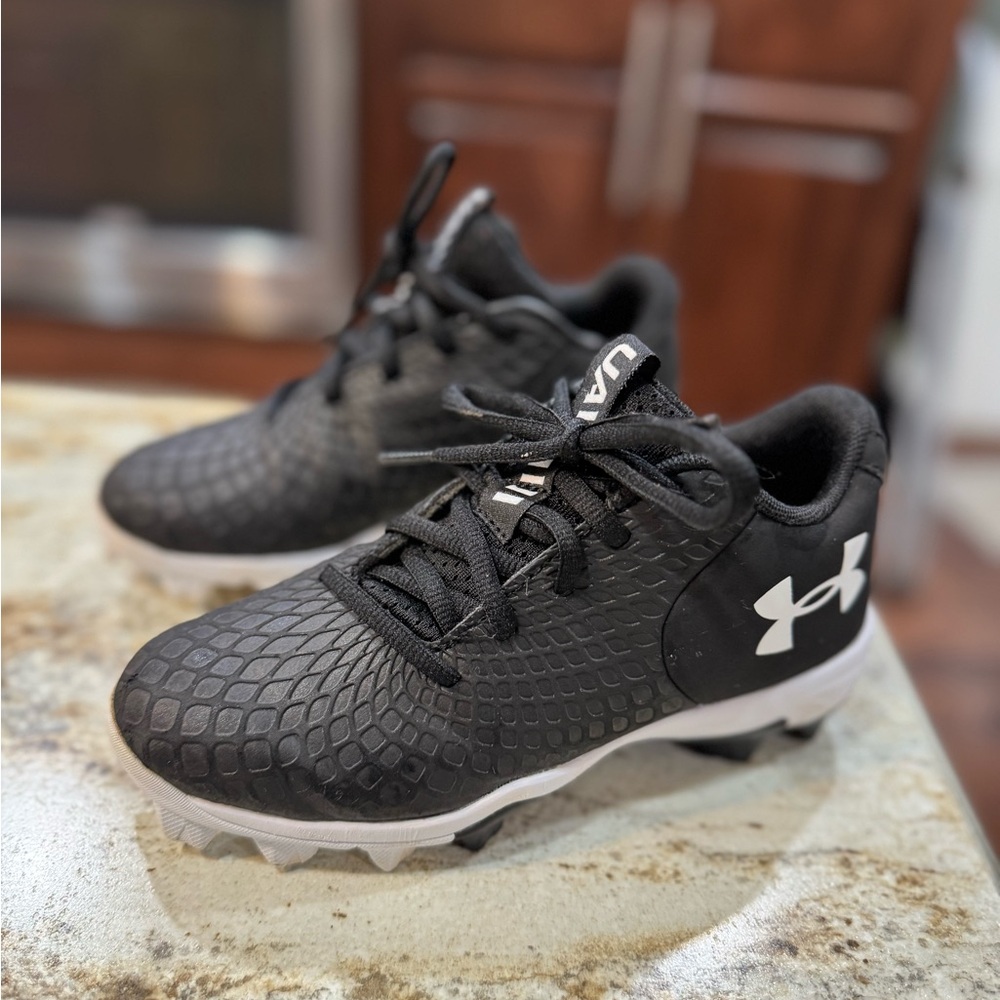 Under Armour Size 1 Girls or Boys Black and White Softball Baseball Cleats